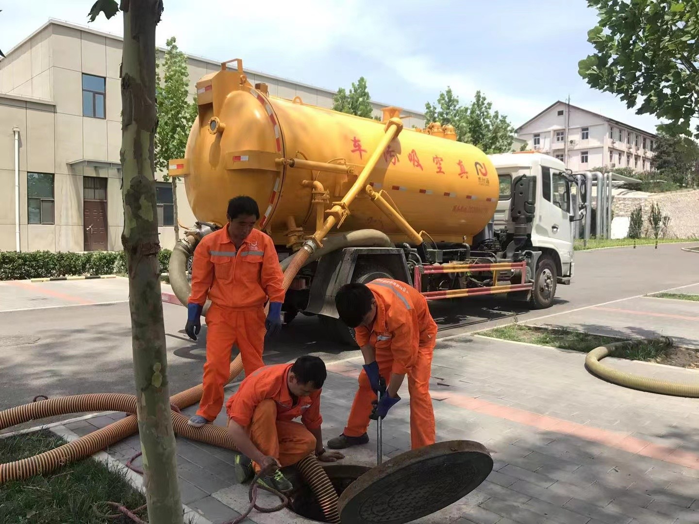 修水管道疏通车停在窨井附近