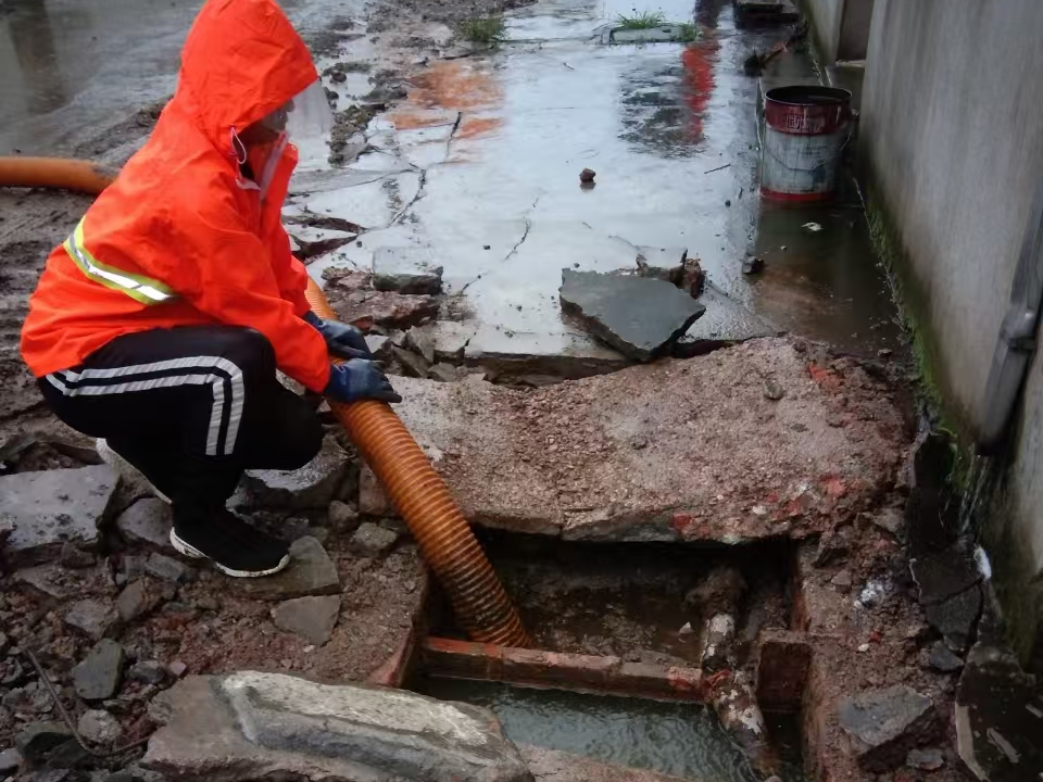 修水专业清理污水池 炜誉市政以规范流程守护城市 “肠道”