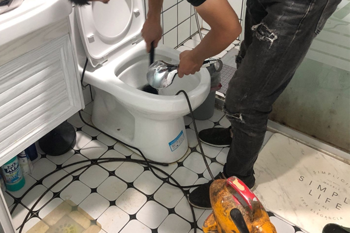 修水马桶堵塞自己疏通还是找师傅?专业上门服务让你省时更省心