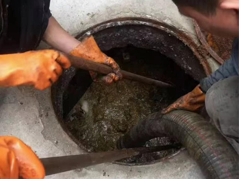 修水清理化粪池时如何避免沼气的危害?